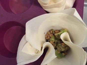 step3: 放入春卷皮及放進餡料，剪一條春卷皮束起開口，