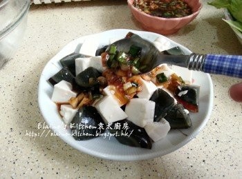 step7: 將皮蛋放入凍一凍的豆腐內拌勻放上碟 , 淋上汁料