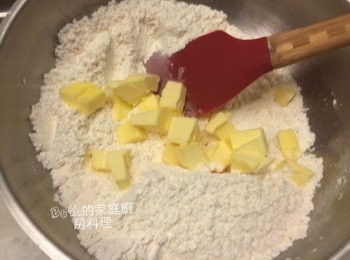 step2: 低筋麵粉、泡打粉、鹽、糖拌勻，加入切成小塊的無鹽奶油用手將奶油與粉類搓揉混合均勻