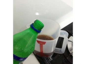 step2: 接著倒入雪碧或氣泡水~~~ 家裡剛好有雪碧就拿來用^^"