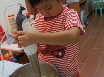 step3: 之後就用手動攪拌器打成金奇異果溶~