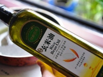 step4: 健康廚房黃金玄米油 聰明新選擇~再新鮮的<span class="group_1">食材</span>都需要一瓶好油才能將<span class="group_1">食材</span>的鮮甜味釋出，所以我選擇讓自己放心、家人吃的安心的【健康廚房黃金玄米油】