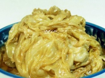 step1: 高麗菜乾泡水洗淨將水分捏乾(不要泡太久會沒味道) 鍋中水滾加入<span class="group_2">調味料</span>放入高麗菜乾煮熟(不要煮太久會不脆) 放涼移入冰箱冰存