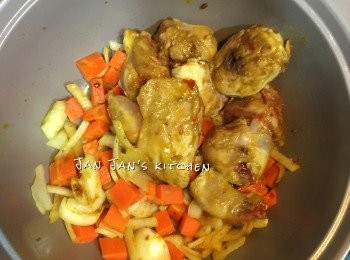 step1: 下油爆香洋蔥粒，撥開一邊，下雞件煎至兩面些微金黃，留下小空間，下幾滴油爆香咖哩醬，然後與材料兜勻，再下甘荀薯仔炒勻。