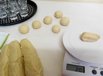 step3: 4、然後分別分割每個20g一份小麵團