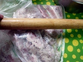 step4: 將蒸熟的芋頭片放入耐熱塑膠袋中用擀麵棍或家中方便的武器(笑)壓成芋泥