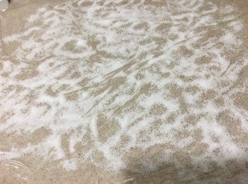 step1: 在檯面鋪上一張保鮮紙, 然後灑上砂糖