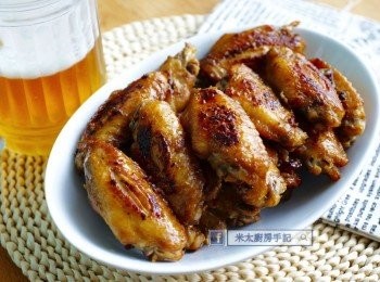 step2: 把<a href="https://bit.ly/3zHU5V3" target="_blank" data-keyword="雞翼" class="guide-link"><strong>雞翼</strong></a> <span style="display:inline-block;vertical-align:middle;margin-top:-3px;color:initial;border-radius:3px;padding:2px 3px;font-size:12px;line-height:14px;background:#87d300;color:#fff;">即買</span> 平鋪在烤盤上，放入已預熱210度的焗爐焗約半小時，其間翻面一次，見<a href="https://bit.ly/3zHU5V3" target="_blank" data-keyword="雞翼" class="guide-link"><strong>雞翼</strong></a> <span style="display:inline-block;vertical-align:middle;margin-top:-3px;color:initial;border-radius:3px;padding:2px 3px;font-size:12px;line-height:14px;background:#87d300;color:#fff;">即買</span> 收縮和表面金黃便可出爐食用。