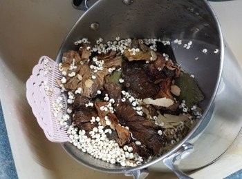 step1: 將袪濕料洗淨後隔去水份,加入3000g食用開水(袪濕料可以在中藥房購買)