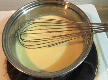 step3: 淡奶油加入牛奶用慢火煮微泡，然後關爐。
把蛋黃漿倒入牛奶淡奶油內攪勻放涼。
