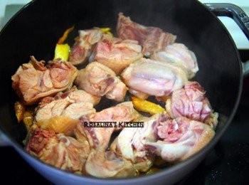 step4: 4.擦乾雞肉，下去煸一下雞肉。