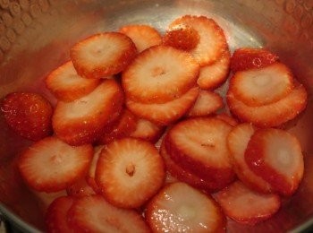 step1: 先做草莓醬的部分，將150g的草莓切片，放入鍋中煮至出水。