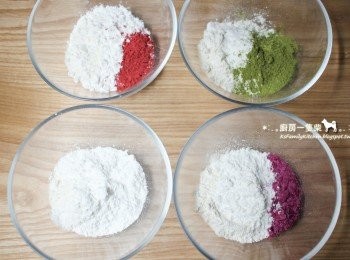 step2: 將四色鯛魚燒材料中的「粉類」部分秤好，混合之後過篩備用。