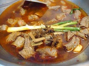 step4: *加入水，醬油，米酒，冰糖，桂皮，八角。 *煮滾後，中小火燉煮1 小時。開蓋，放入剛剛的牛肉高湯300ml。