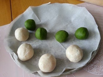 step7: 將水油皮及油皮分別磅總重量後,再平均除4份,搓圓放回雪櫃雪15分鐘待用