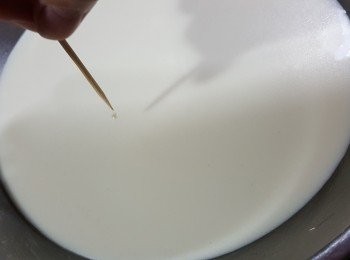 step13: 將麵糊倒入已掃油的淺碟內,用竹籤吉穿氣泡