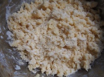 step5: 批皮不用搓用手抓成沙粒狀