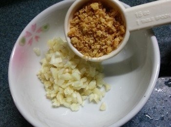 step2: 將蒜頭切碎,與炸蒜拌勻