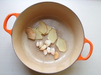 step3: 熱油鍋後先爆香薑片及蒜頭,爆香後將蒜頭起鍋不用。取蒜頭的香氣,但蒜頭不建議一起燉煮。