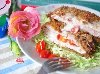 step6: 搭配白米飯享用時，再切開或剪開，熱騰騰的香濃起司就會流出來囉!