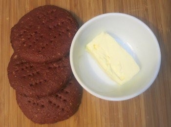 step10: － 把烤好的消化餅量好份量（80g），入膠袋將之壓碎
－ 把組合用的牛油隔水煮溶
－ 把溶化的牛油倒入膠袋，與壓碎的消化餅搓勻