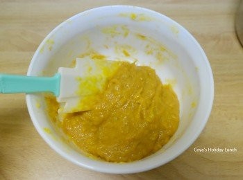step6: 放涼降至大約60度以下才能打一顆雞蛋下去、加2小匙綜合香料香料粉拌勻。烤箱預熱200度