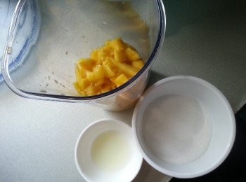 step7: 揀出180g完整粒狀芒果肉待用,其餘300g芒果肉加入砂糖及檸檬汁用攪拌機打成果泥(檸檬汁可以不用)打好果泥後試味,如不夠甜可以再加糖打溶(打好後取出60g芒果泥留作做流心)