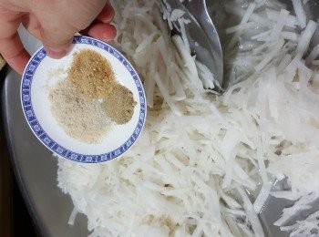 step12: 再加入<span class="group_4">調味料:</span>雞粉1茶匙,胡椒粉1/4茶匙,砂糖1茶匙炒勻