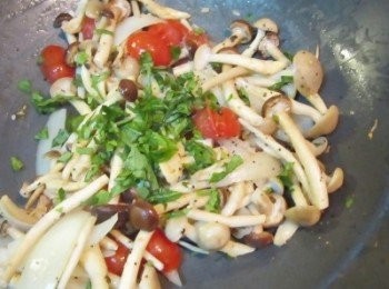 step4: 起鍋前放入切絲的九層塔炒一下即可盛入成品盤