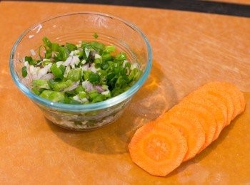 step1: 紅蔥頭﹑蔥﹑薑和蒜頭切成幼粒。切出 8 片紅蘿蔔片。