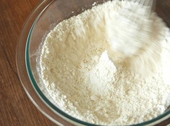 step3: 把低筋麵粉和糖粉拌勻。