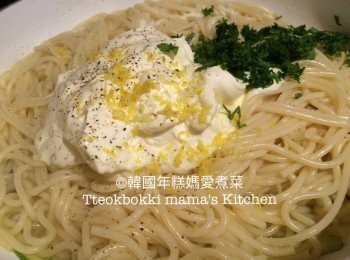 step5: 將煮好的意粉、200g法式酸奶油 Creme Fraiche、parsley 、檸檬皮，加入鹽和胡椒粉拌勻調味。