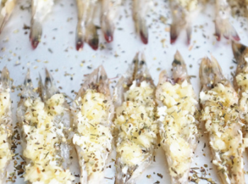 step2: 將乳酪絲直接撒在蝦身上，再撒上些胡椒粉。