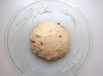 step7: 將麵糰滾圓放在抹一層油的保鮮玻璃碗裡,在麵糰表面噴一些水罩上保鮮膜,放置到溫暖密閉的空間發酵。