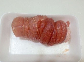 step1: 將梅花肉捲一捲,然後用繩子綁起來.