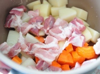 step2: 接著將所有<span class="group_1">食材</span>通通放入飛利浦智慧萬用鍋內鍋中