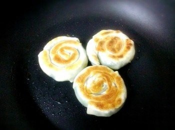 step3: 小火煎至二面金黃就OK了~