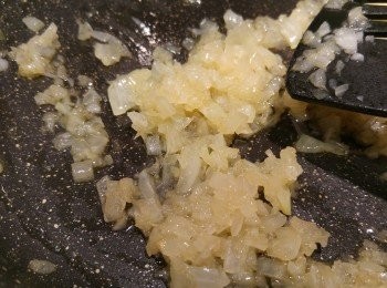 step1: 牛油和一茶匙油爆香洋蔥後加入<span class="group_2">調味料</span>,見洋蔥已軟化備用。