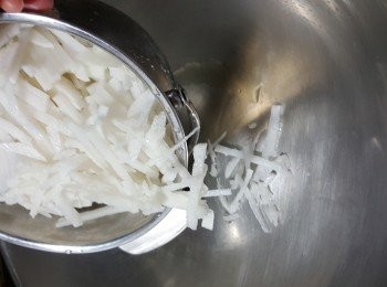 step11: 用1湯匙油起鑊,將所有蘿蔔絲炒勻,蓋上蓋用中慢火煮10分鐘