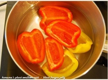 step2: 甜椒剖開去籽，放入滾水中川燙後，再放入冰水中冰鎮。