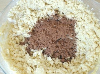 step2: 下雞蛋拌勻，然後篩入麵粉，鹽，可可粉及泡打粉，拌勻