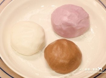 step1: 將三種顏色的糯米團分別混合，搓揉成不太黏手的粉團。(水要慢慢加入，如果糯米糰已經成型，水就不要再加了)