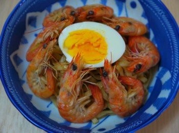 step2: 1.把蒸煮麵煮熟後，用麻醬包調味後，盛放在盤中備用。
2.將雞蛋煮熟後，去殼後分切成對半，擺放在最上層。
3.將無毒蝦燙熟後，直接擺放在蒸煮麵的四周即可。