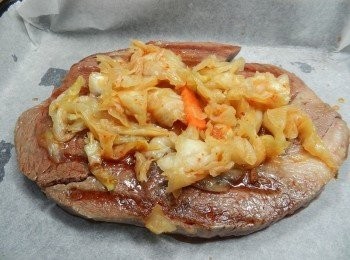 step4: 將牛排移至烤盤上，鋪上韓式泡菜，今天選的是麻辣的喔!!!!