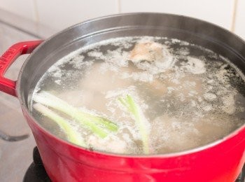 step2: 煮滾一鍋水，加入薑片、蔥段、紹興酒和豬軟骨，以中火煮約 3 分鐘。