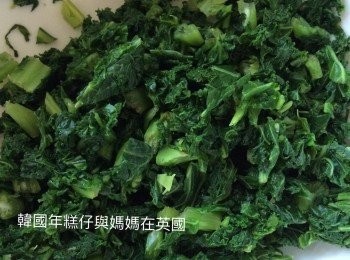 step3: 將羽衣甘藍烚諗後，沖冷水用手榨乾然後切細粒，備用。