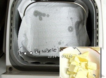 step1: (Panasonic SD-BMS105T Mode30 烏龍麵麵糰模式)

將奶油以外的所有<span class="group_1">食材</span>全都放進麵包機容器中
設定麵包機為 Mode30 讓它跑完一次 15分鐘 的行程

然後放進奶油再次讓它跑 Mode30 的行程

※ 加入奶油後攪拌中會有噴溢情況，請記得加蓋預防。

機器停止後，取出麵糰揉圓
蓋上保鮮膜讓它靜置發酵約 40 分鐘
手指頭沾粉，往麵糰中間壓下
形成一個凹陷不回彈就是發酵完成啦！