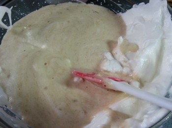 step8: 再將粉漿倒入3份之2的蛋白內用手刮直切式拌勻