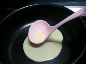 step6: 用平底易潔鑊，先用中火燒熱鑊,再轉最細火，不用放油，倒一勺麵糊倒入鑊中,慢慢倒入麵糊,用勺底部推開,用慢火煎到開始見有煙出現後,面部份開始凝固,馬上要熄火,略等1-2分鐘才反轉,(否則皮易痴鑊)反轉後再開最細火煎一陣就可以取出(每煎一塊皮之後,再煎另一塊時都要攪一攪麵糊)