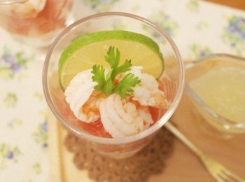 step4: 淋上檸檬醬汁的蝦肉吃起來好鮮呢~~ 這天我的檸檬超酸的啦....真的很酸溜溜^^" 怕酸的朋友糖記得加多一點:)